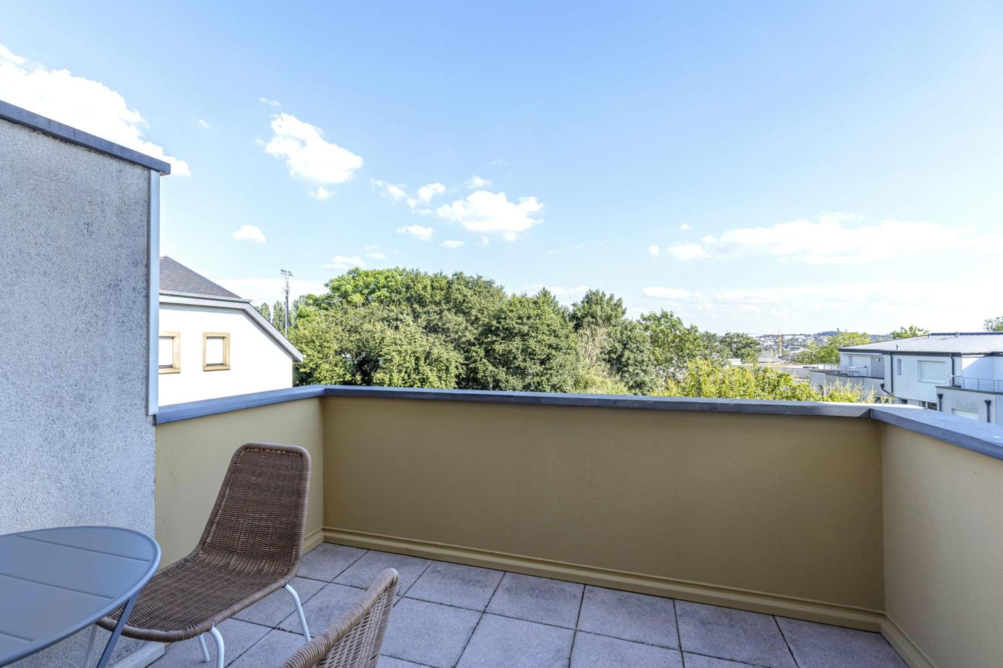 Elegant 2br In With Balcony & Wifi Apartment